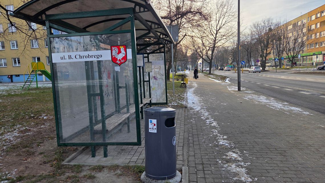 Miasto Oława: - Nie ma przyzwolenia na palenie na przystankach autobusowych