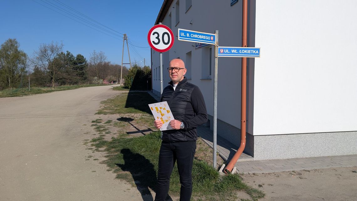 Radny Mariusz Michałowski na ul. Chrobrego w Bystrzycy