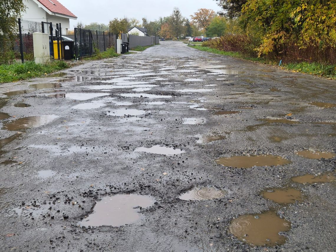Mieszkańcy Przylesia wciąż walczą o drogę. Nawet chcą się do niej dołożyć