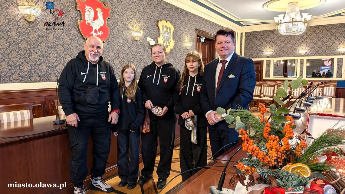 Młode sztangistki pochwaliły się sukcesami Młode sztangistki pochwaliły się sukcesami