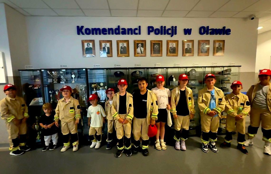 Młodzi strażacy odwiedzili oławską komendę Policji Młodzi strażacy odwiedzili oławską komendę Policji