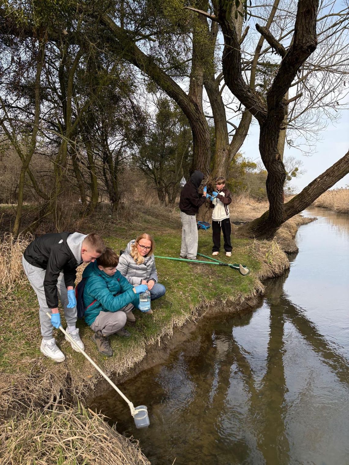 Młodzież czuwa nad jakością wody w Oławie