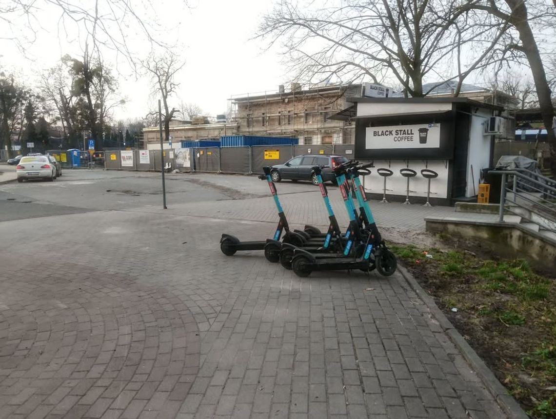 Może już czas na wyznaczenie miejsc parkingowych dla hulajnóg?