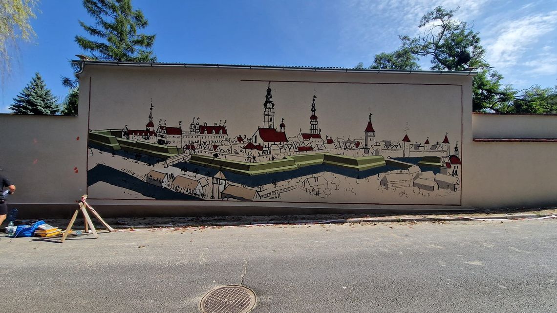 Mural przy ulicy Wałowej w Oławie na ukończeniu Na zabytkowym murze przy ulicy Wałowej powstaje mural nawiązujący do XVIII-wiecznych rycin Oławy Friedricha Bernharda Wernera.