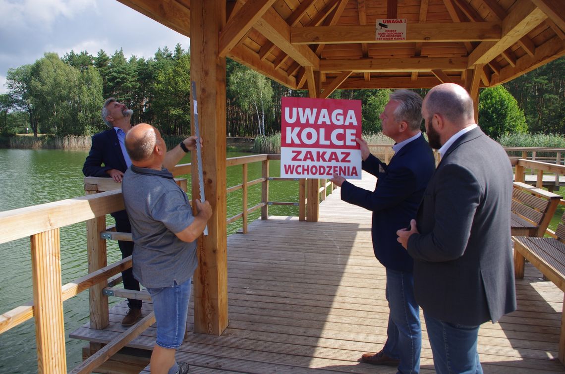 Na zadaszeniu pomostu nad stawem pojawią się kolce