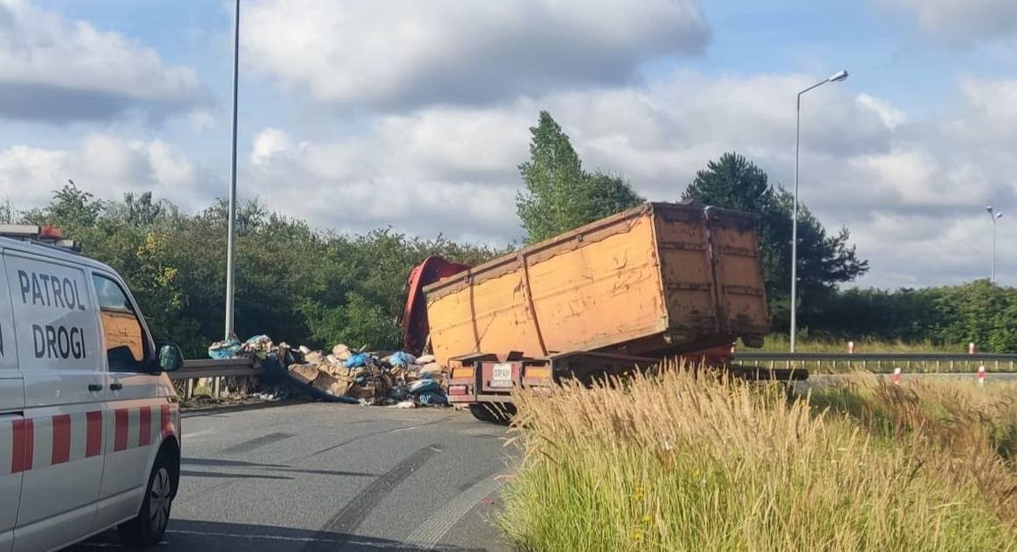 Naczepa blokuje wjazd na autostradę w Brzezimierzu