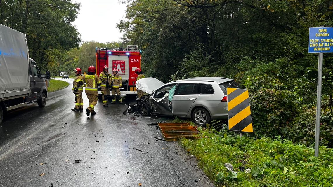 Naczepa uderzyła w osobówkę, są poszkodowani, utrudnienia w ruchu