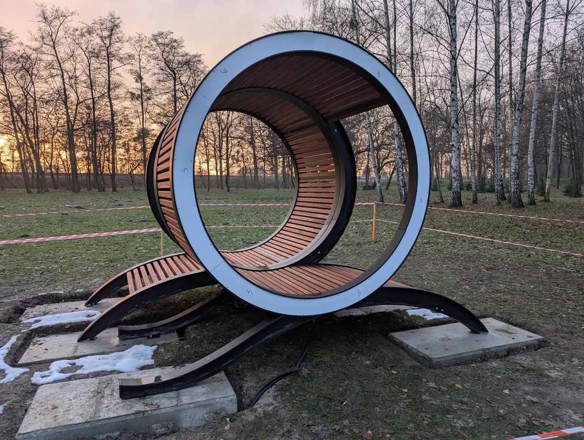 Najsłynniejsza ławeczka w Oławie już stoi w parku