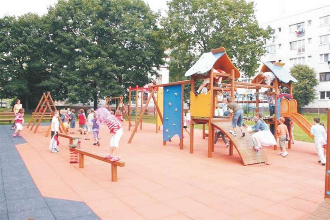 Naprawiają huśtawki. Lepsze place zabaw Naprawiają huśtawki. Lepsze place zabaw