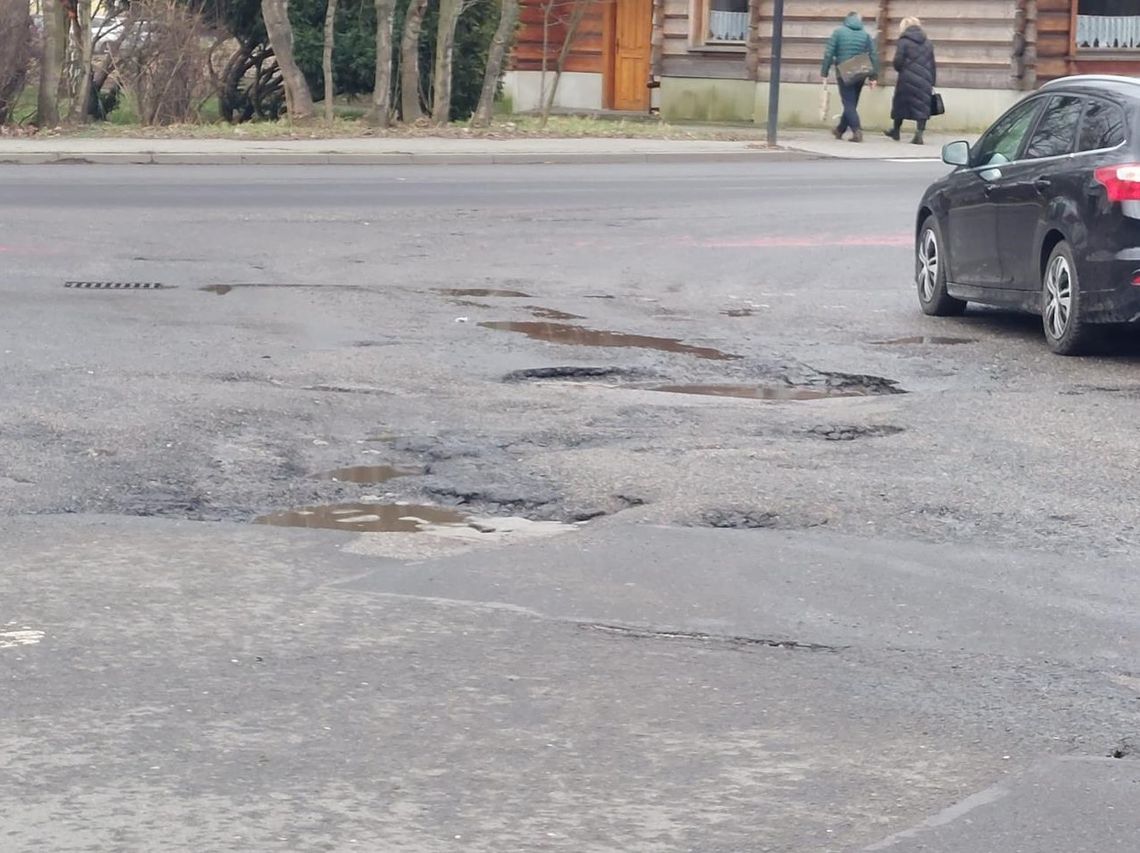 Nie ma dziur? Są dziury. Znów. I to jakie! Nie ma dziur? Są dziury. Znów. I to jakie!