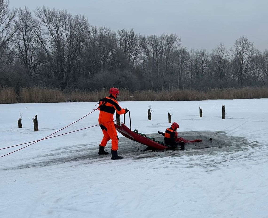 Nie zostawią cię na lodzie. Strażacy ćwiczyli to, ale lepiej nie sprawdzać...