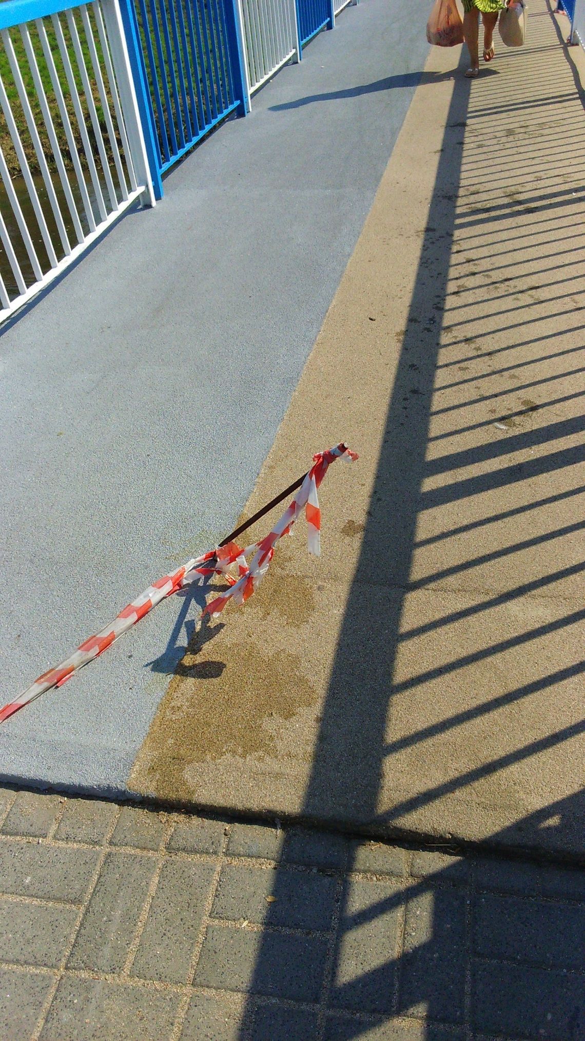 Niebezpieczne druty na moście!