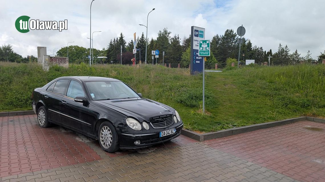 Niech ktoś w końcu zabierze ten porzucony samochód