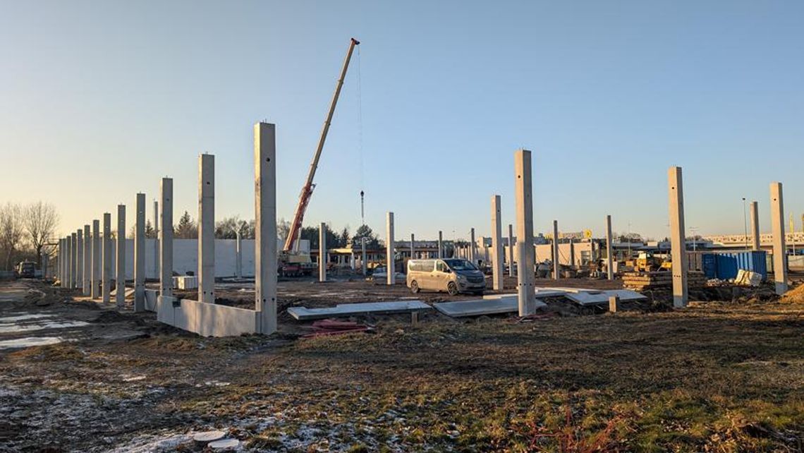 Nowe hale rosną jak na drożdżach. Kiedy koniec?