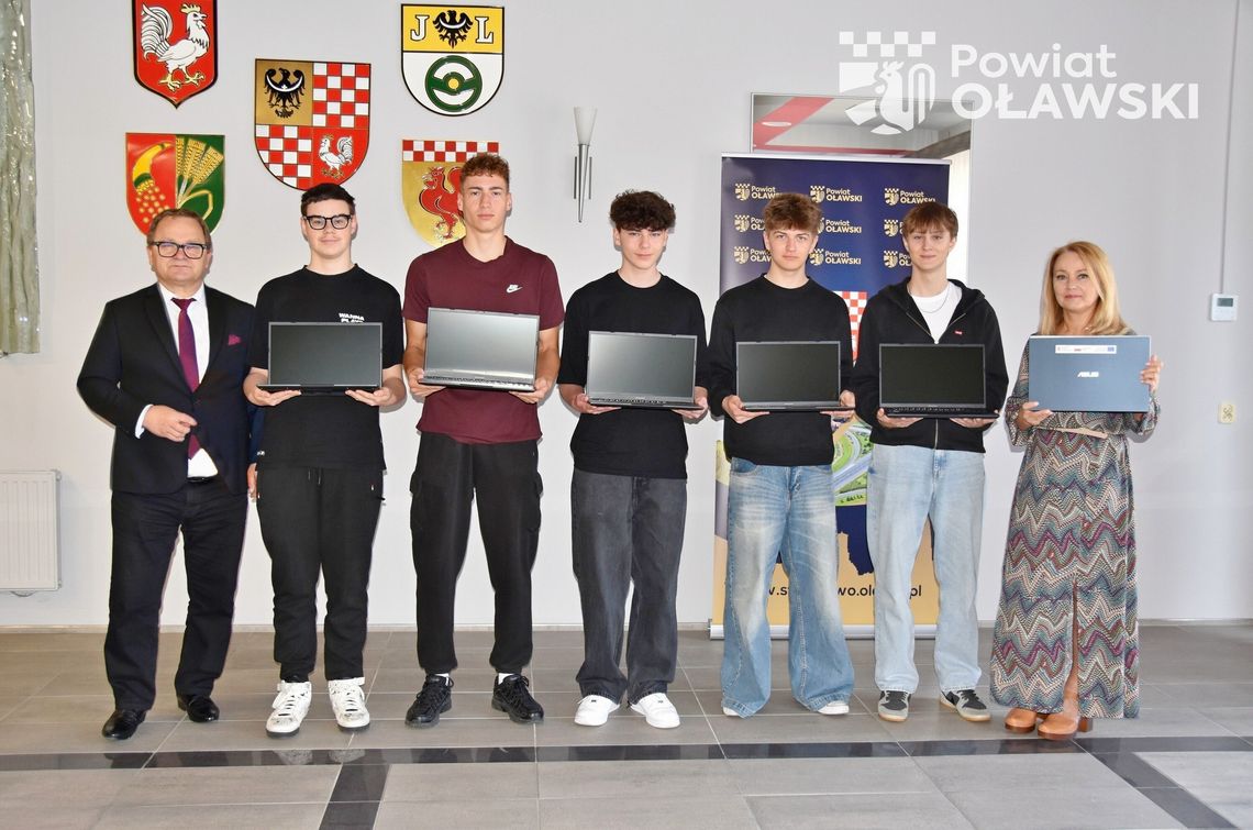 Nowe laptopy dla placówek oświatowych powiatu oławskiego