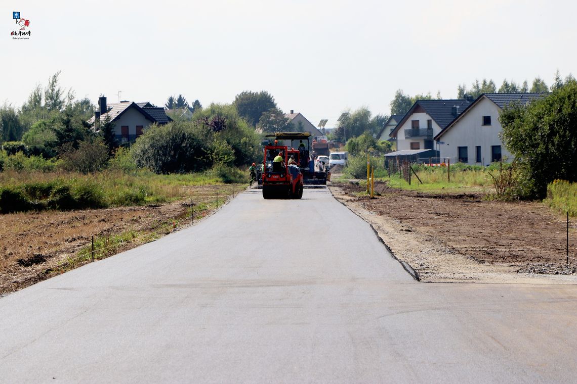 Asfalt na ulicy Brylantowej - wkrótce komfortowy dojazd do przystanku Oława Zachodnia