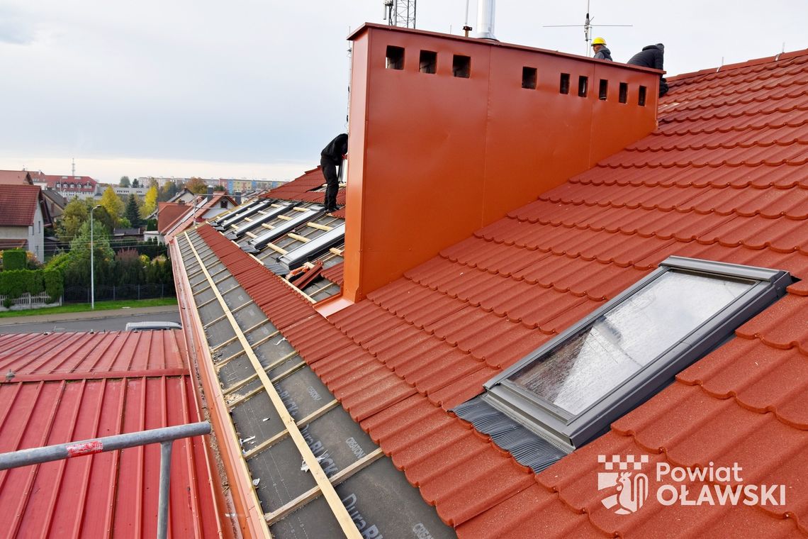 Nowy dach Komendy Powiatowej PSP w Oławie na ukończeniu