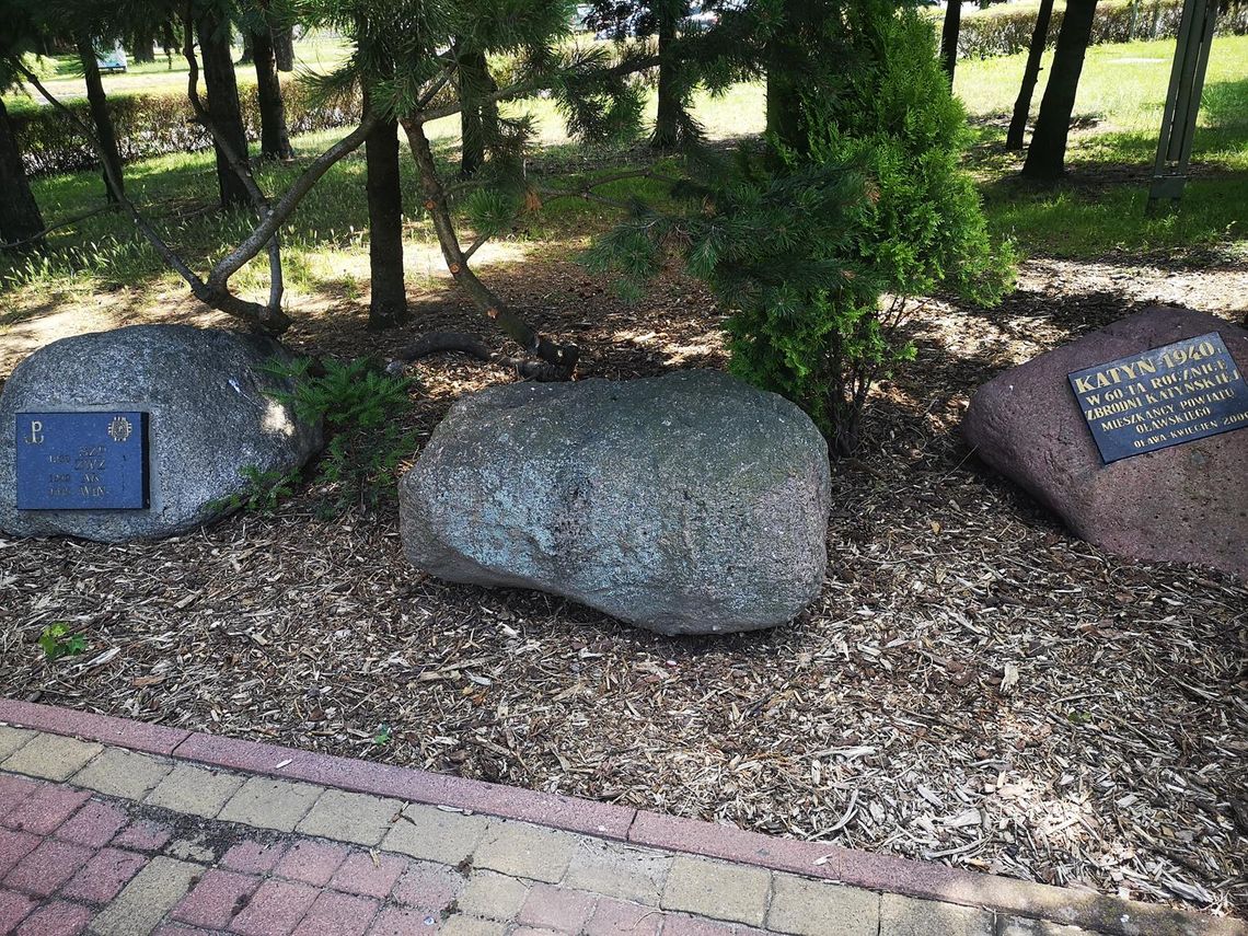 Nowy głaz przy Pomniku Losów Ojczyzny - ofiarom ludobójstwa