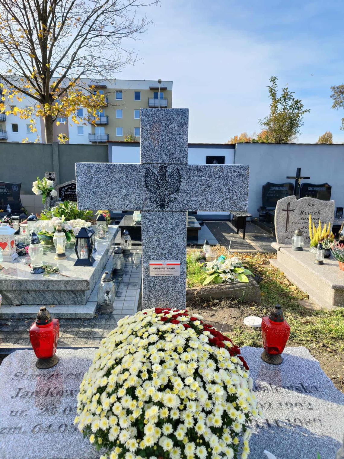 Nowy nagrobek Jana Kowalewskiego oznaczony znaczkiem "Grób Weterana" Nowy nagrobek Jana Kowalewskiego oznaczony znaczkiem "Grób Weterana"