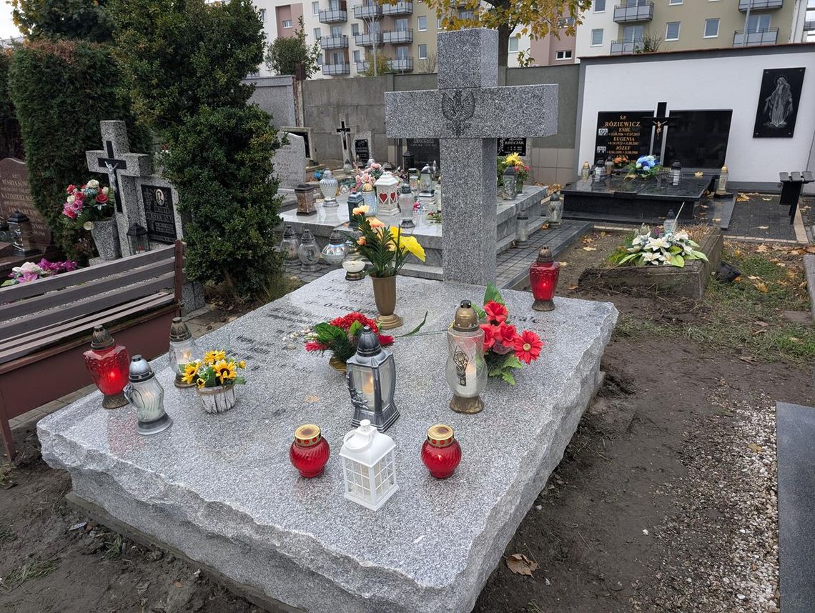 Nowy pomnik na cmentarzu już stoi. Legalnie Nowy pomnik na cmentarzu już stoi. Legalnie