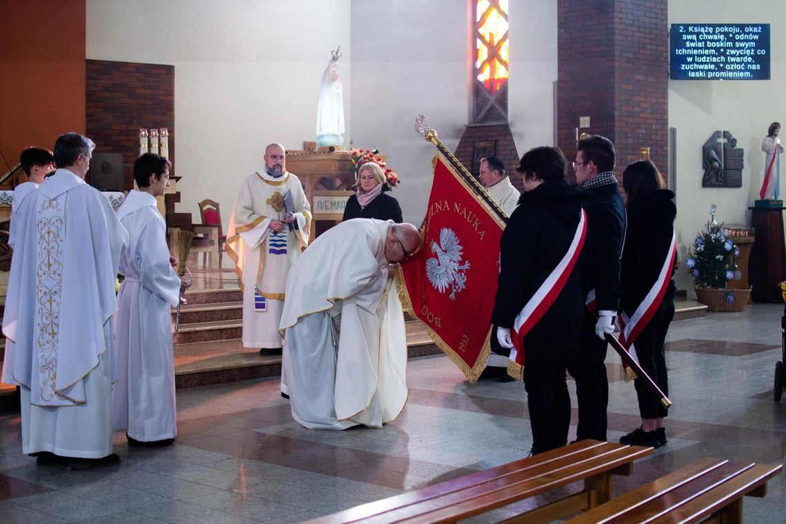 Nowy sztandar szkoły już jest poświęcony