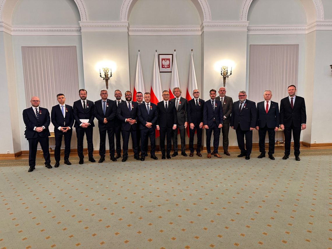 Obok Cezarego Kuleszy... prezydent odznaczył oławianina Obok Cezarego Kuleszy... prezydent odznaczył oławianina