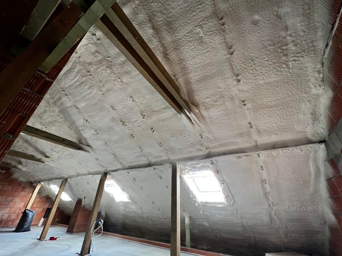 Ocieplanie poddasza pianką - o czym warto pamiętać? ocieplanie poddasza pianką