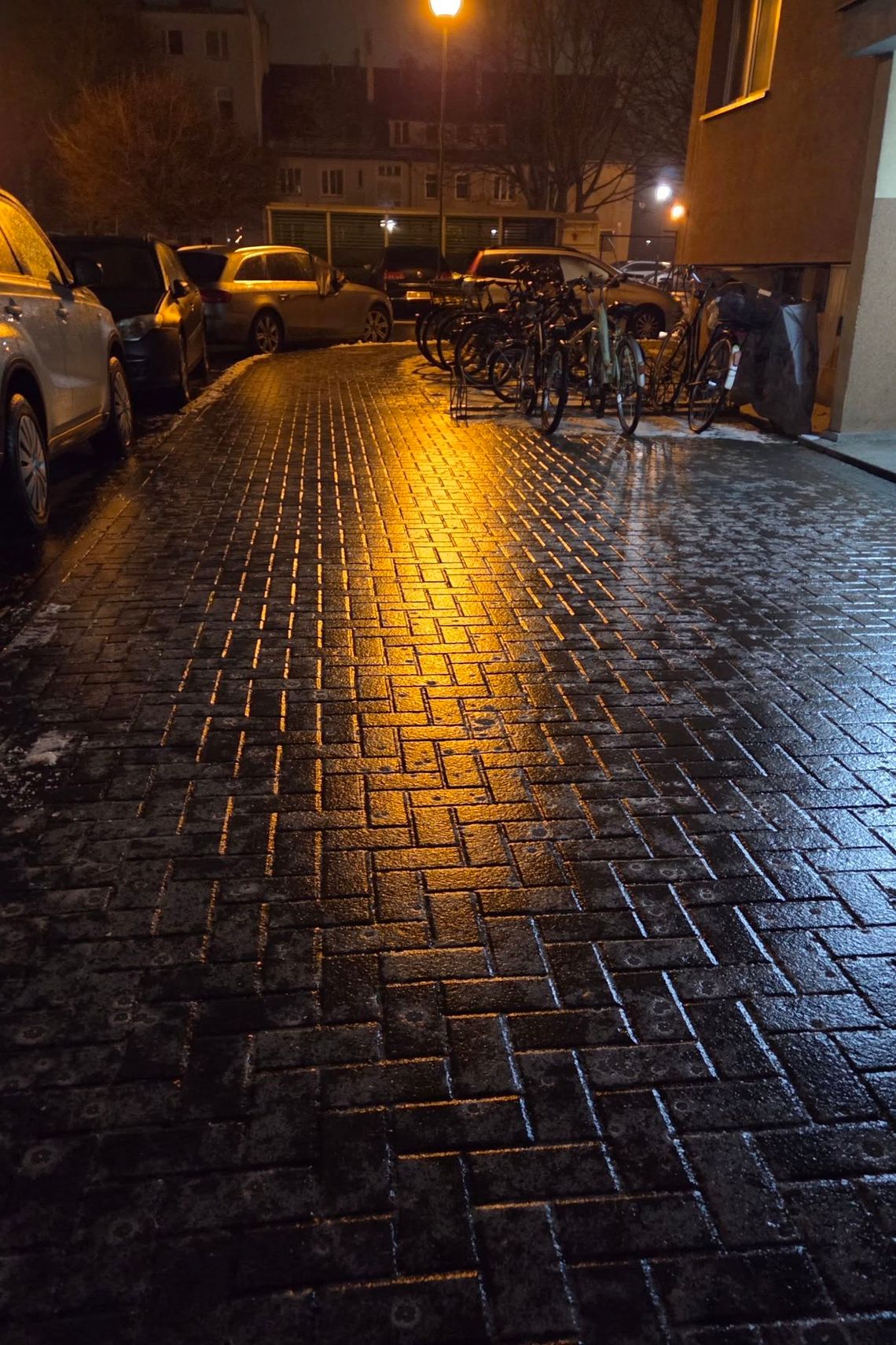 Od rana szklanka na chodnikach. Ludzie się skarżą