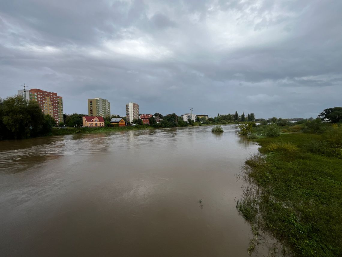 Woda w Odrze opada, ale dużo wolniej niż zakładano