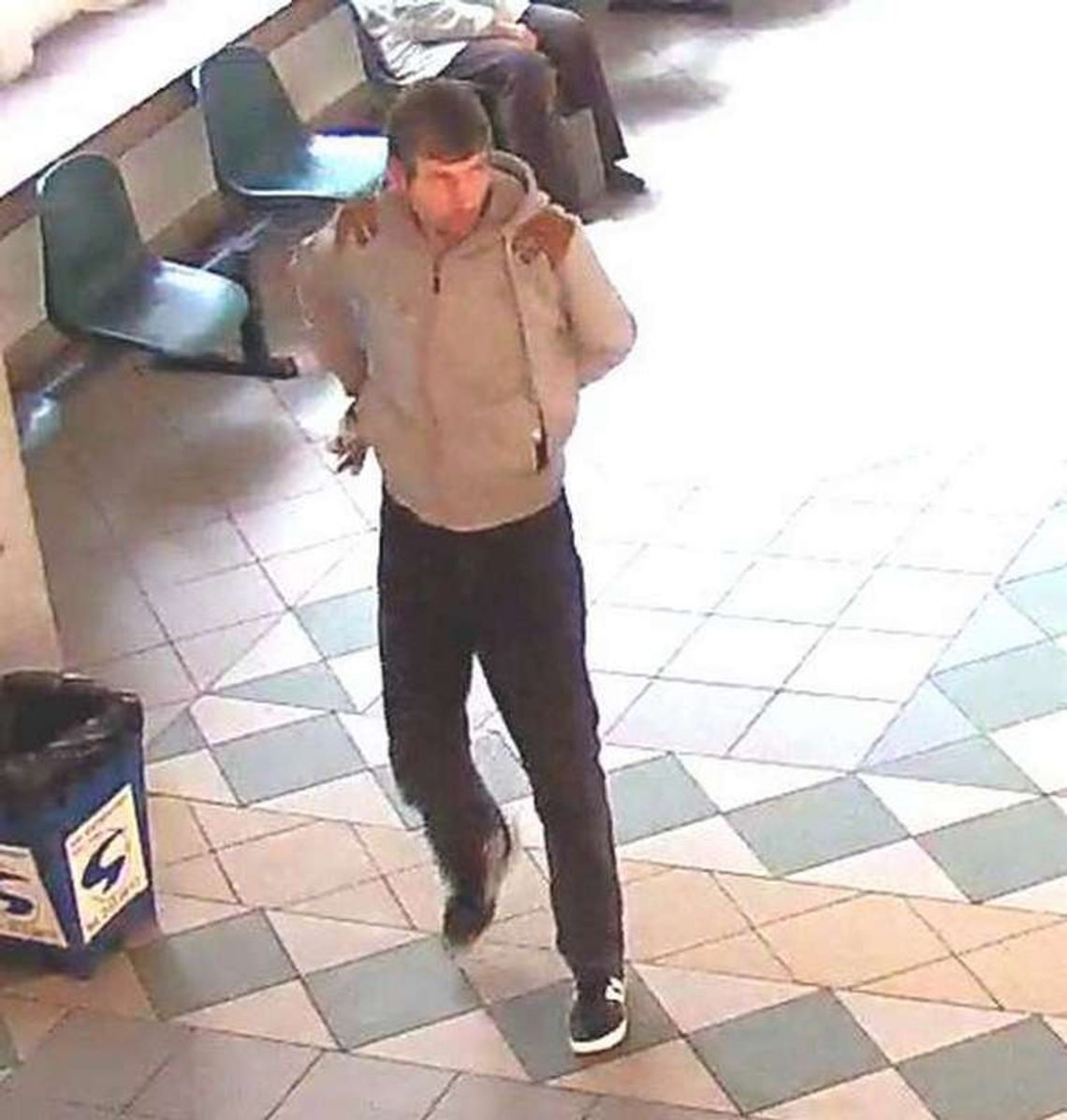 Okradł kobietę - poznajesz go? Okradł kobietę - poznajesz go?