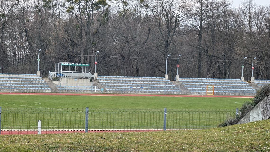 Lampy na stadionie miejskim w Oławie
