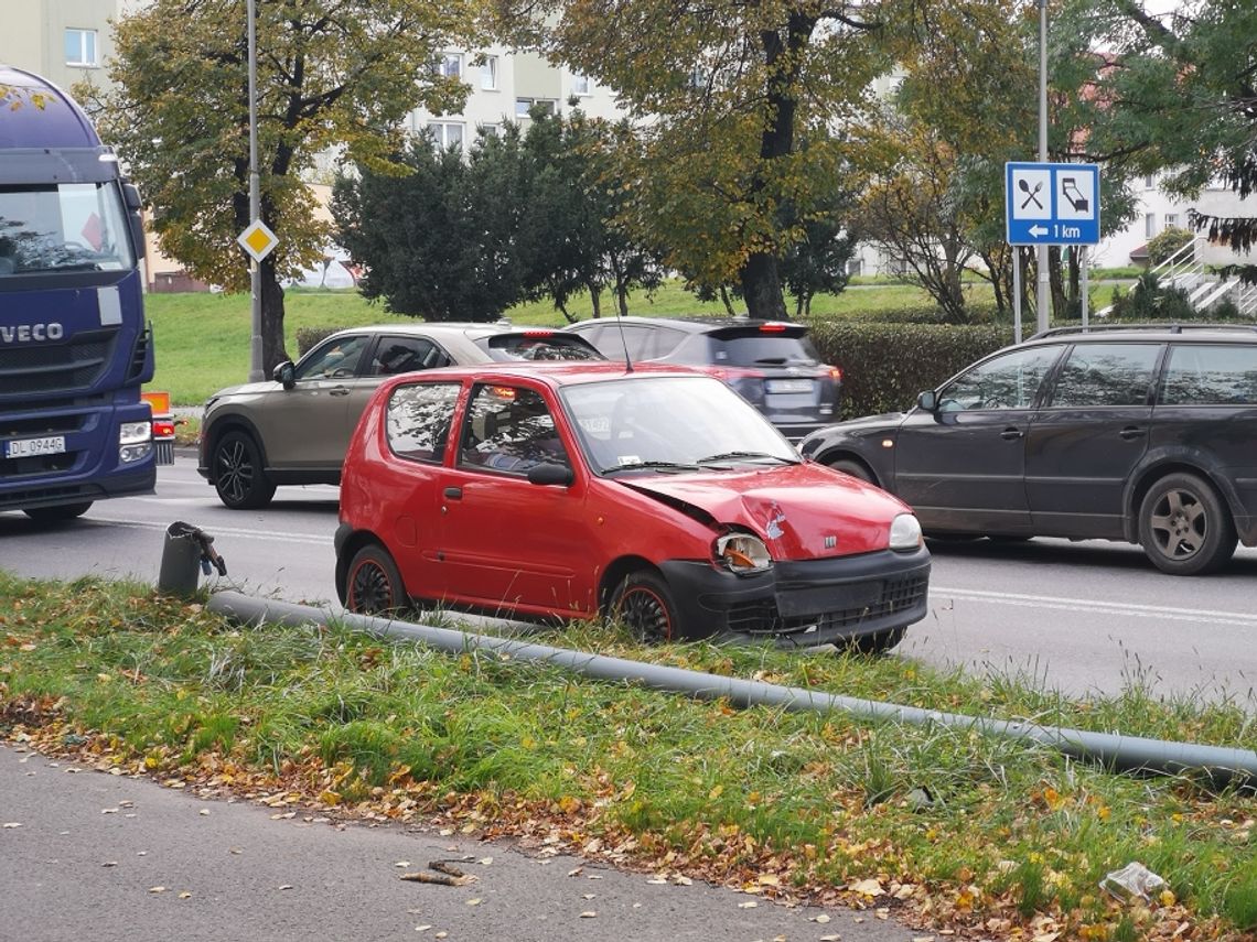 Oława. Fiat seicento ściął latarnię