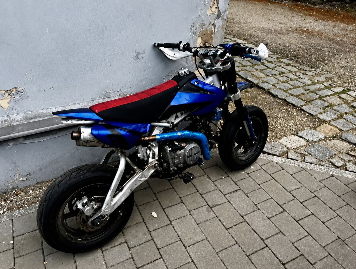 Oława. Groźny wypadek motocyklisty. 46-latek trafił śmigłowcem do szpitala