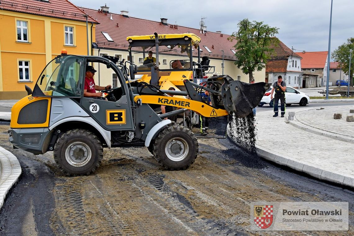 OŁAWA Układają pierwszą warstwę nawierzchni na budowanym rondzie