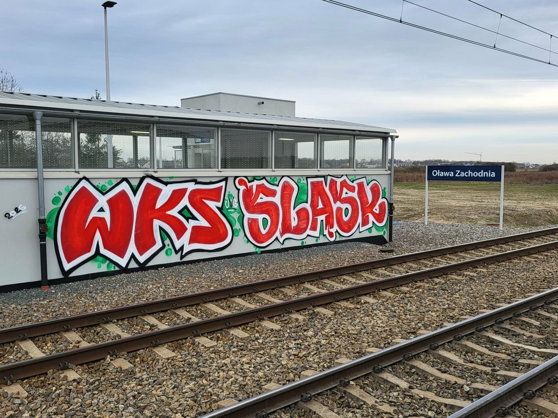 OŁAWA Najpierw wybita szyba, a teraz takie "malowidło"