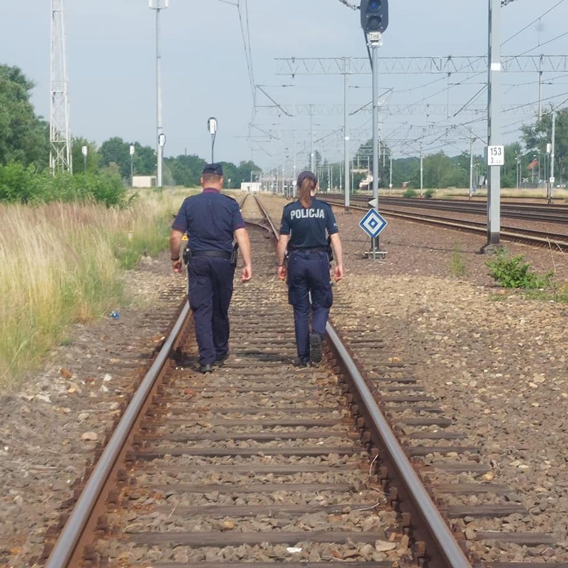 Oława. Niszczą, kradną i włamują się do wagonów. Policja robi kontrole