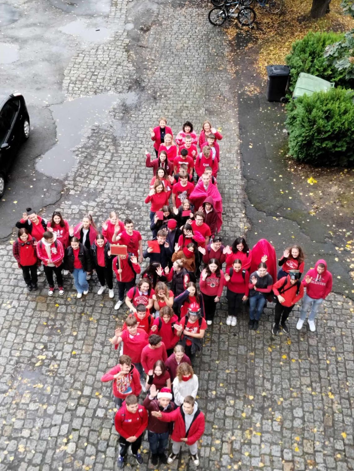 OŁAWA Stworzyli dziś żywy czerwony krzyż z tej okazji OŁAWA Stworzyli dziś żywy czerwony krzyż z tej okazji