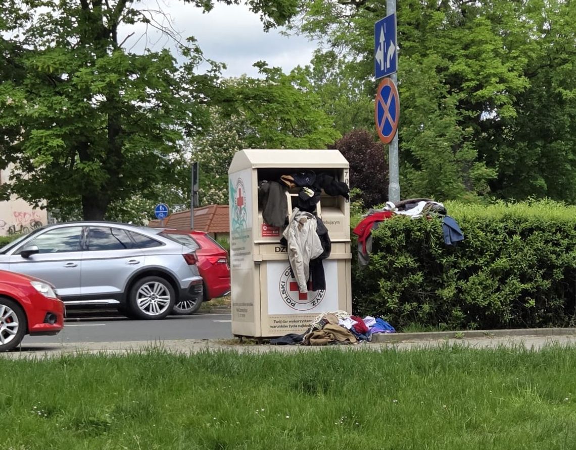 OŁAWA Tak wygląda dziś pojemnik na odzież centrum miasta