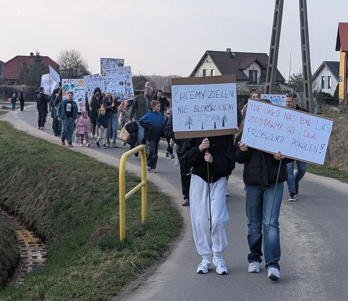 Protest mieszkańców, by nie likwidować lasku w Nowym Otoku