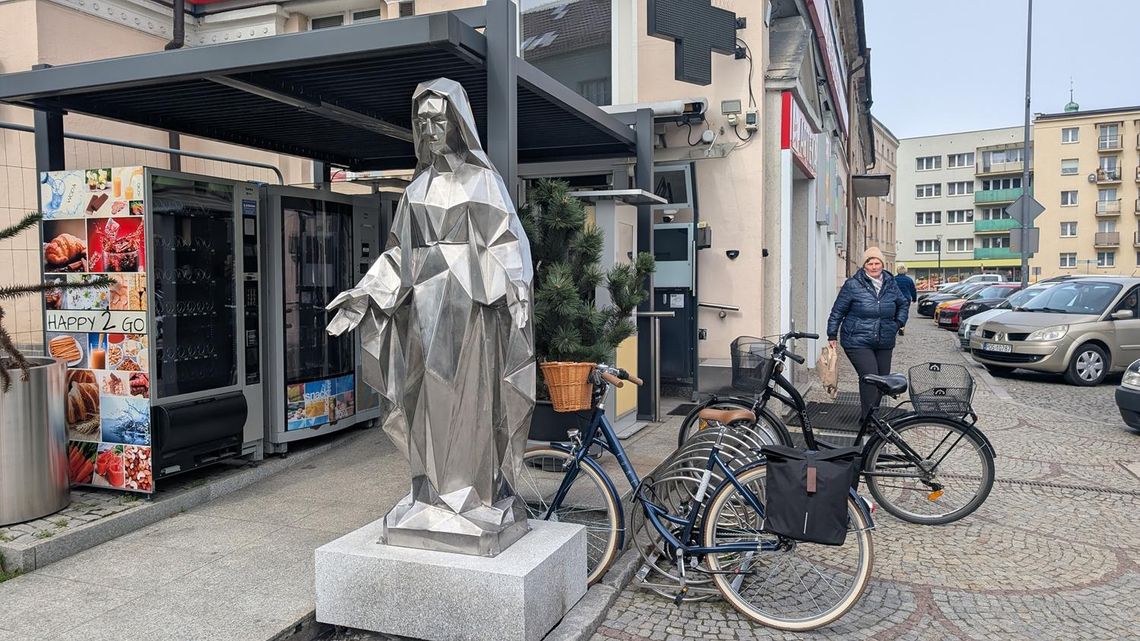 OŁAWA Za tą figurą kryje się niezwykła historia. To dar od klienta OŁAWA Za tą figurą kryje się niezwykła historia. To dar od klienta