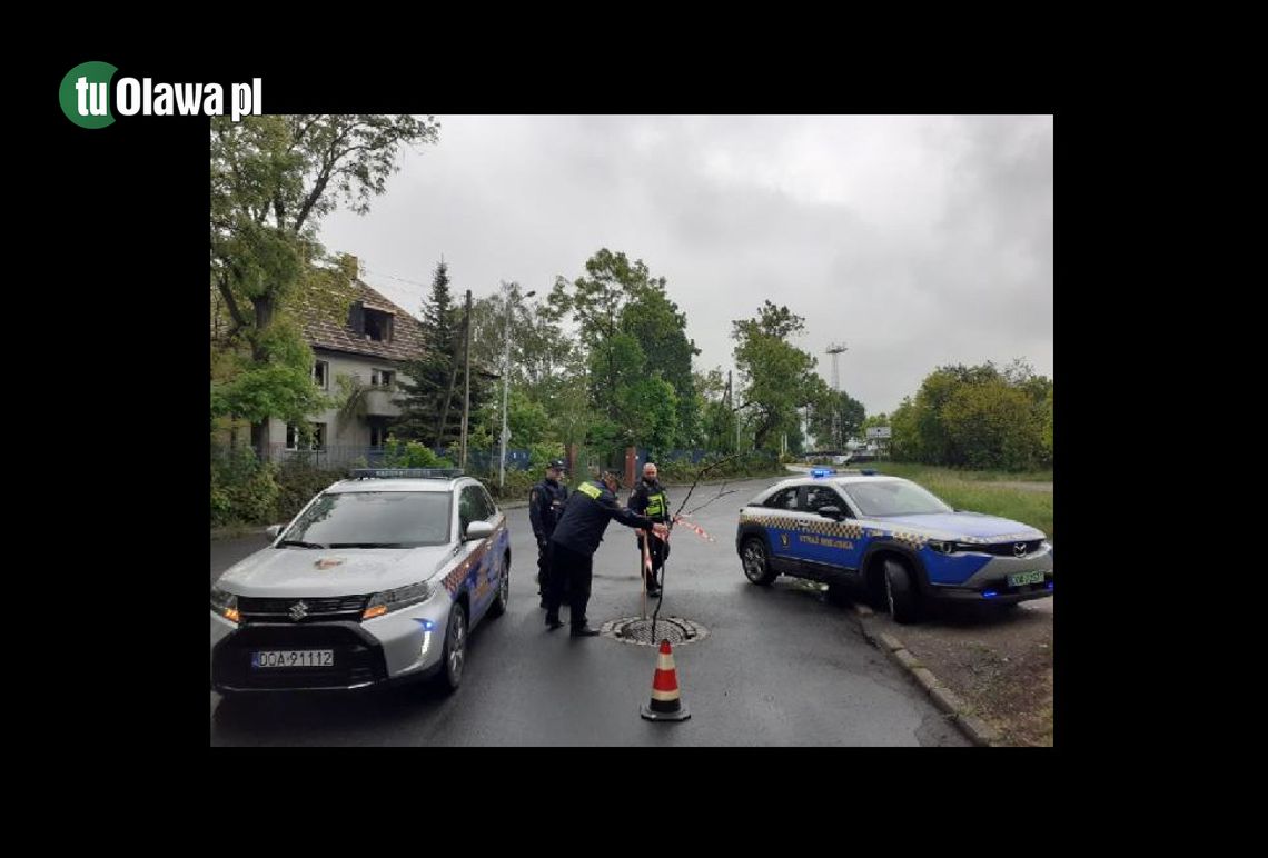 OŁAWA Zapadła się studzienka, utrudnienia w ruchu OŁAWA Zapadła się studzienka, utrudnienia w ruchu