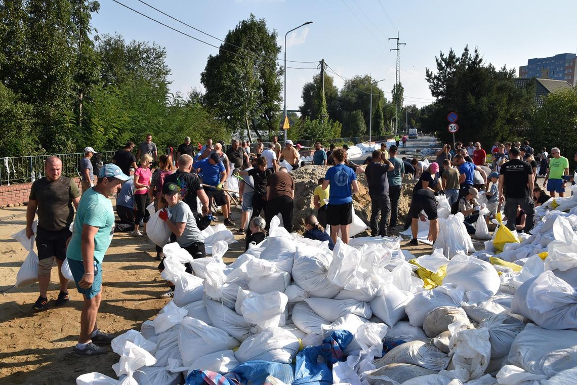 OŁAWA Zjednoczeni na Rybackiej. Kolejny dzień przy workach