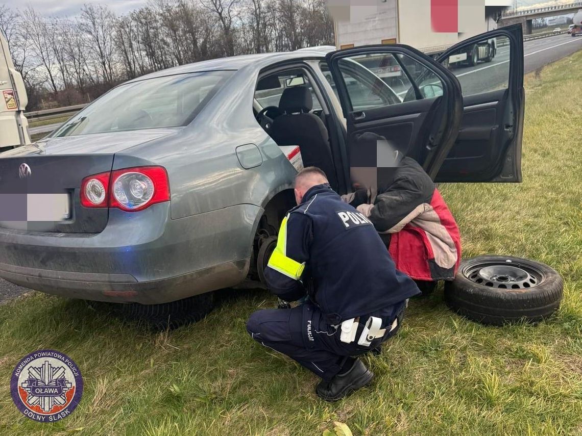 Oławscy funkcjonariusze pomogli kierowcy na autostradzie A4