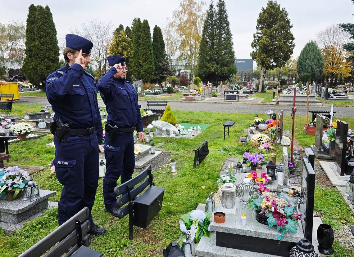 Oławscy policjanci odwiedzili groby zmarłych funkcjonariuszy. Oddali im hołd Oławscy policjanci odwiedzili groby zmarłych funkcjonariuszy. Oddali im hołd