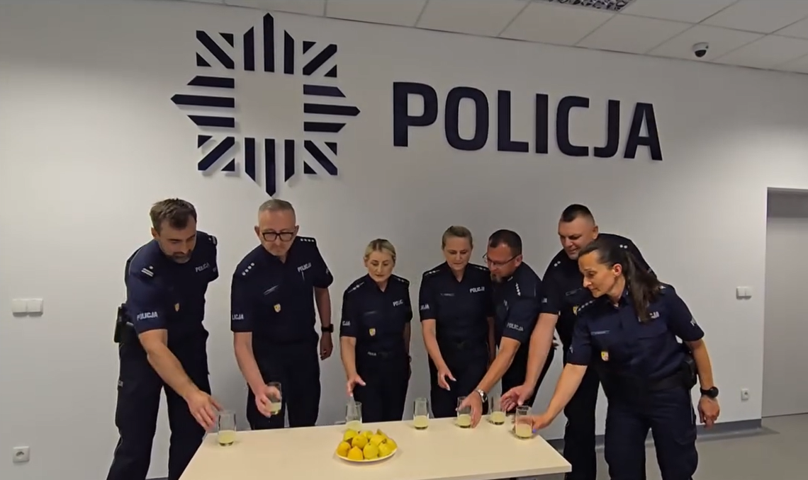 Oławscy Policjanci wypili sok z cytryny i wsparli Polę Lemon Challenge