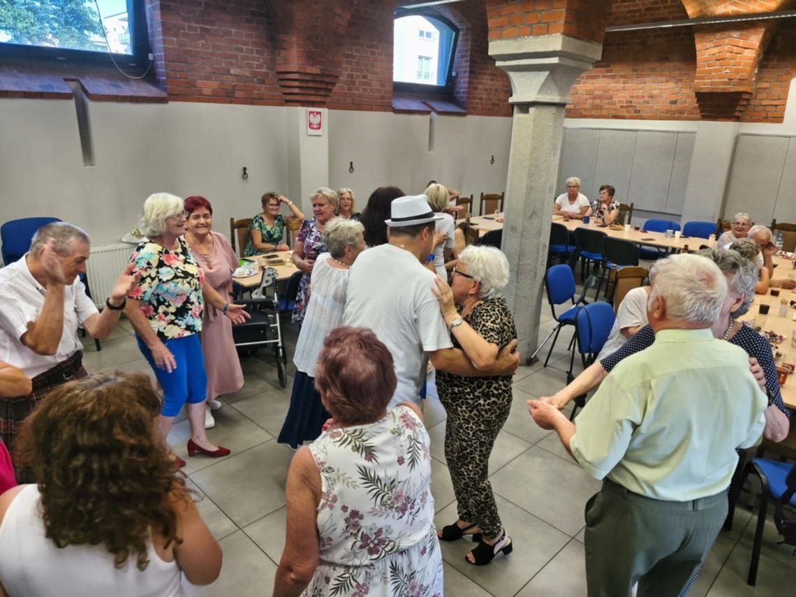 Oławscy seniorzy muzycznie i z przytupem rozpoczęli wakacje