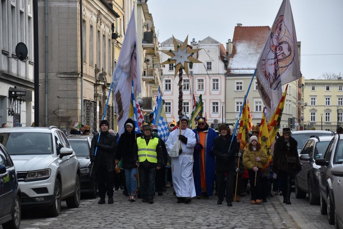 Orszak Trzech Króli przeszedł ulicami Oławy (GALERIA)