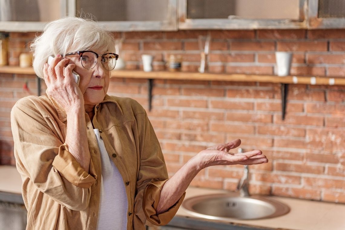 Ostrzeżenia dla seniorów - najczęstsze oszustwa internetowe i telefoniczne