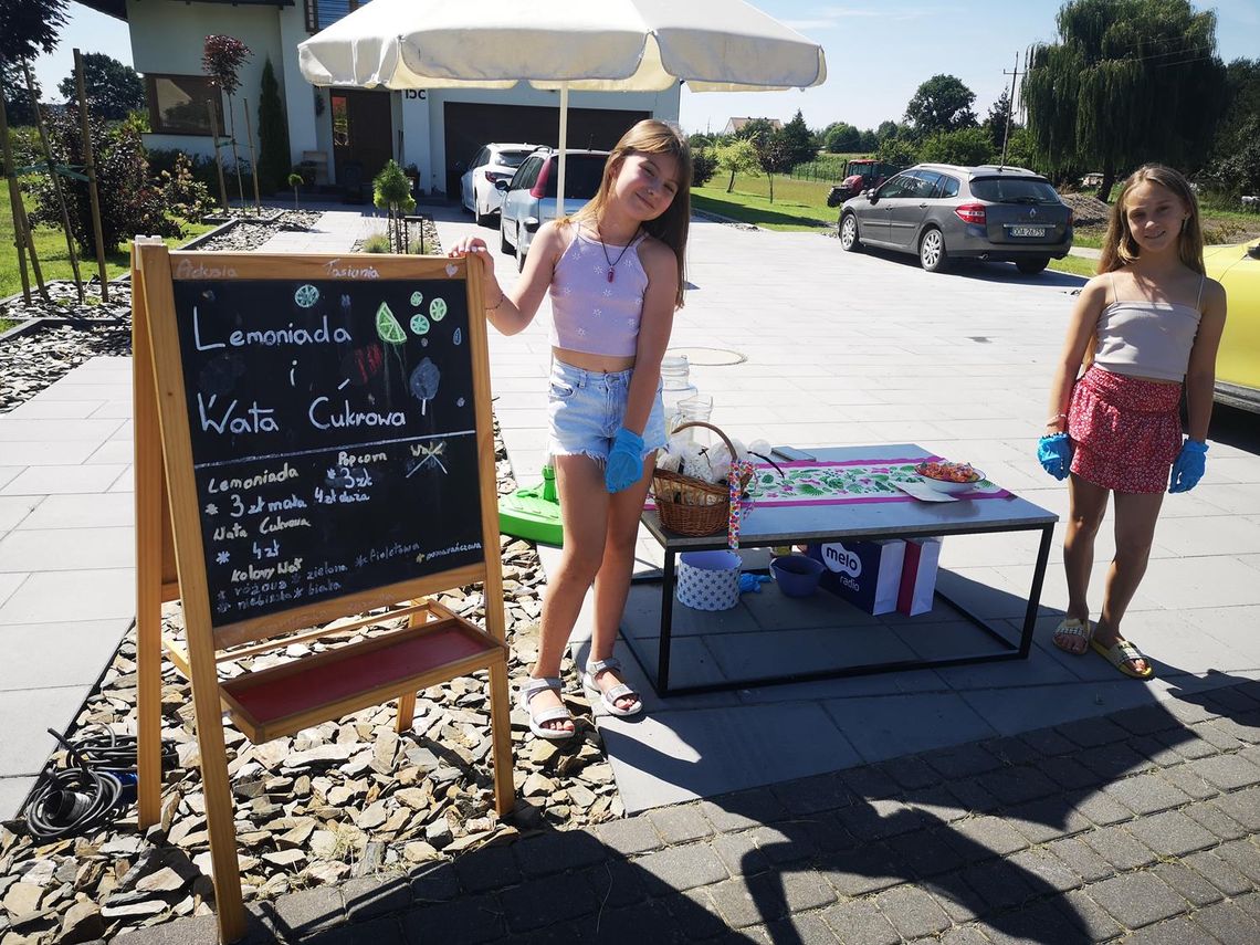 "Owocowa eksplozja", czyli Tosia i Hania zarabiają na wakacje
