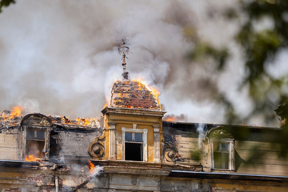 Pałac na Kukułczej w ogniu [ZDJĘCIA]